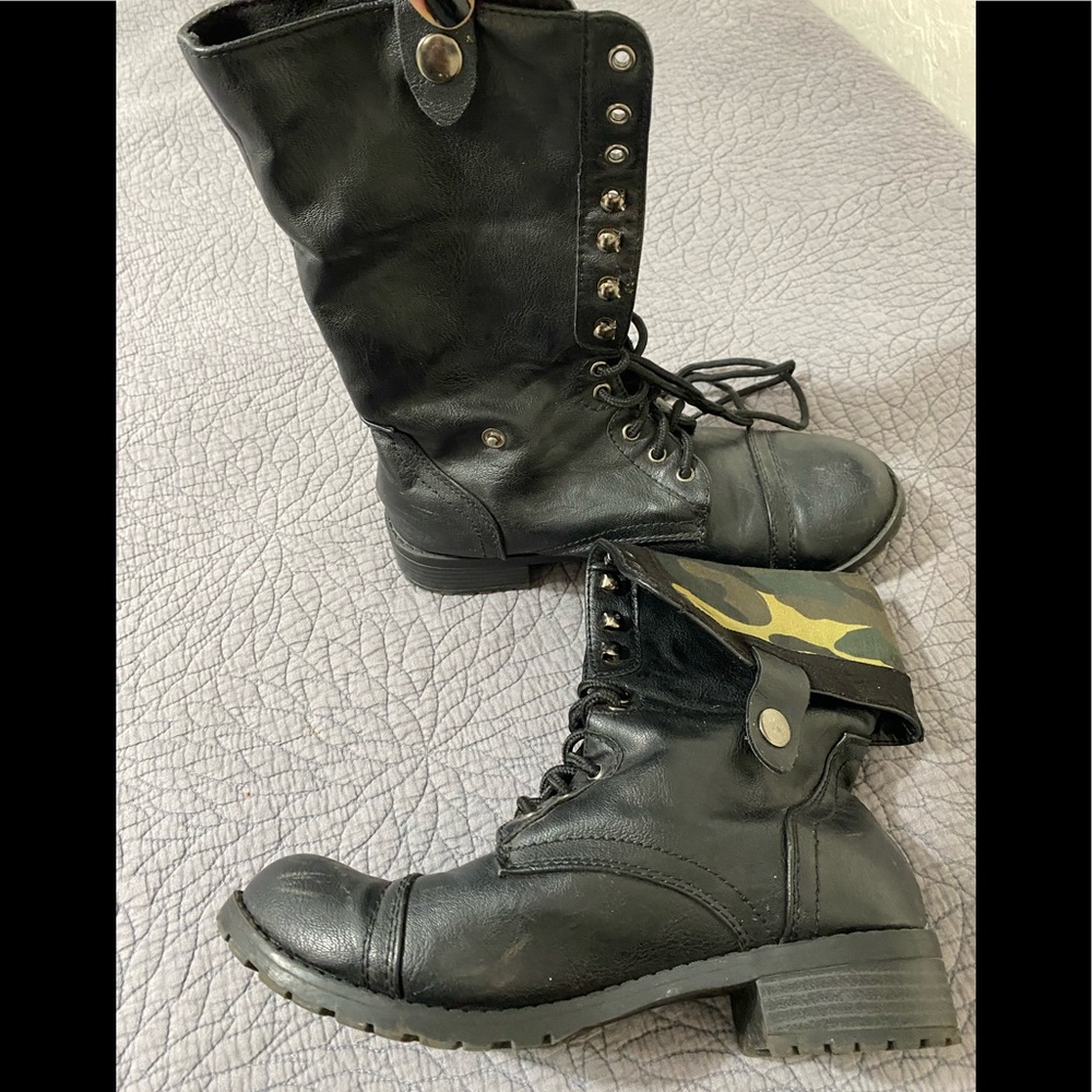 Cambridge Select black combat boots with camo accent inside. Size 9